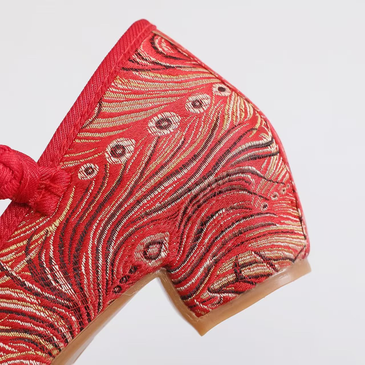 أحذية نسائية جديدة لعام 2026 ب - مراجعة Ethnic Fabric وسعره
